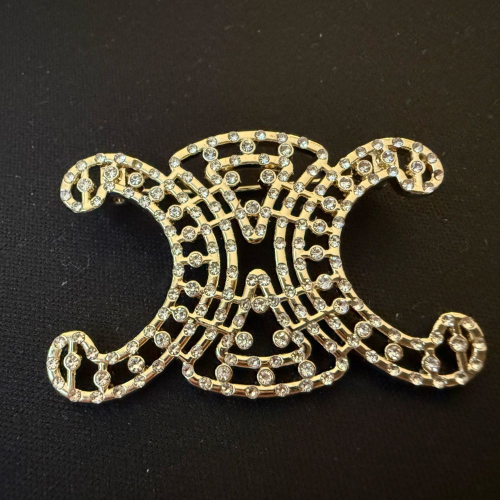 Elegant Gold Triomphe Brooch